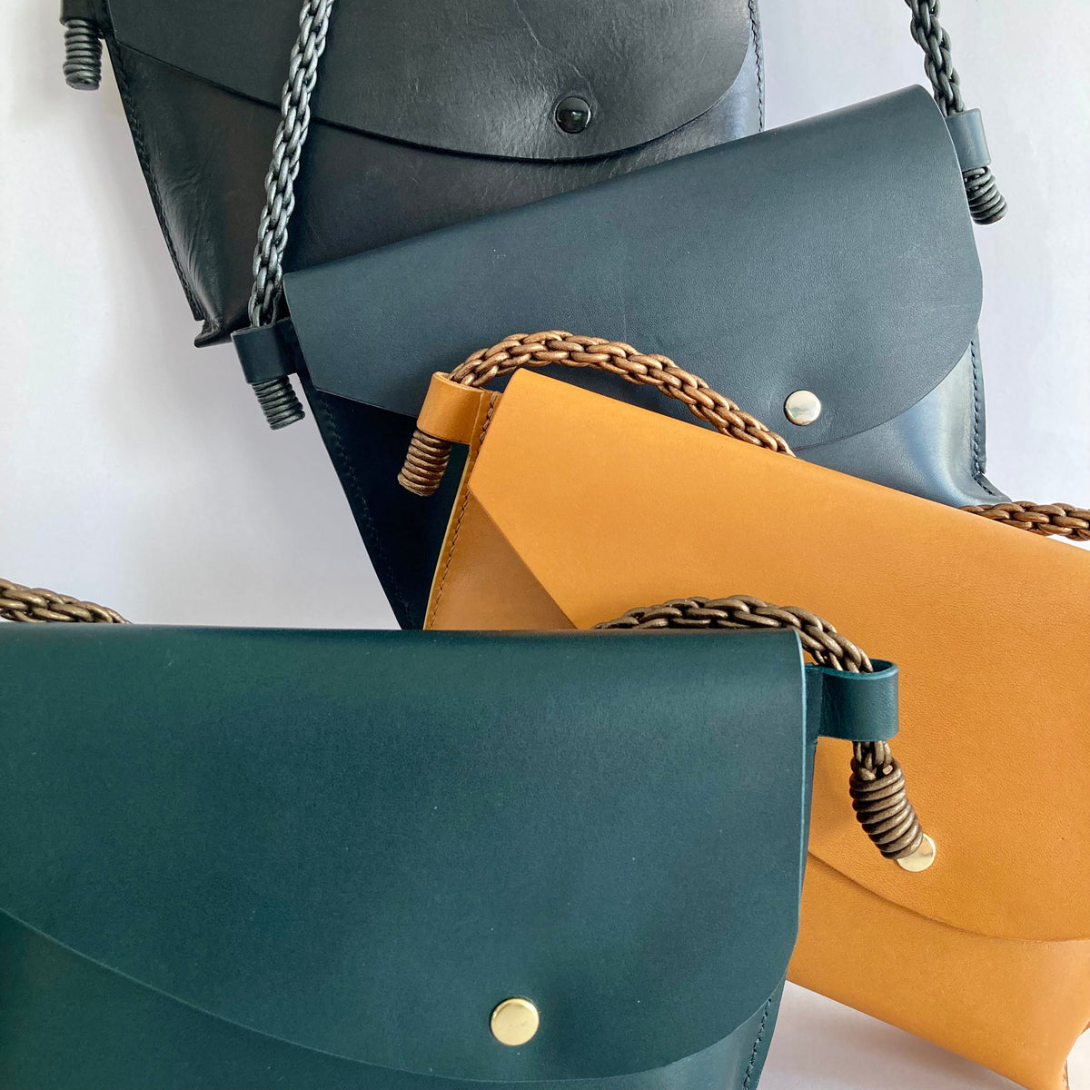 Les quatre coloris du mini sac Oyat côte à côte