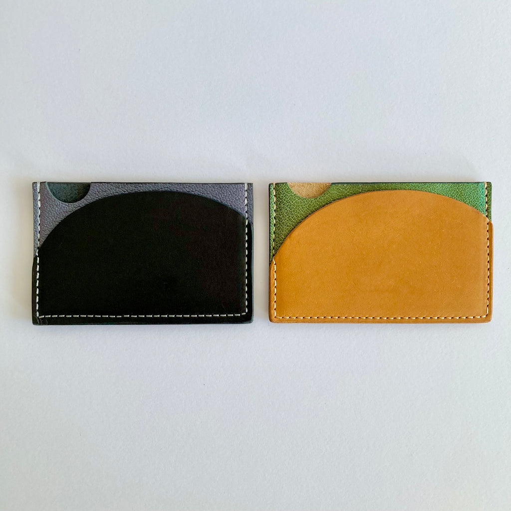 Les deux coloris du porte-cartes Estran côte à côte