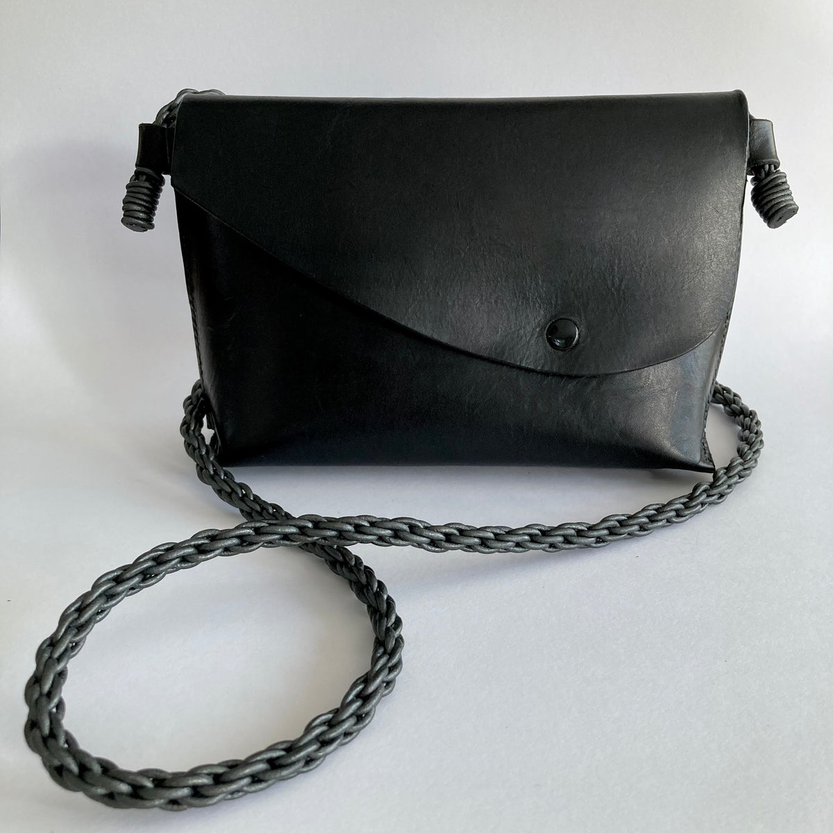 Mini sac Oyat noir, face avec rabat et pression vernie noire