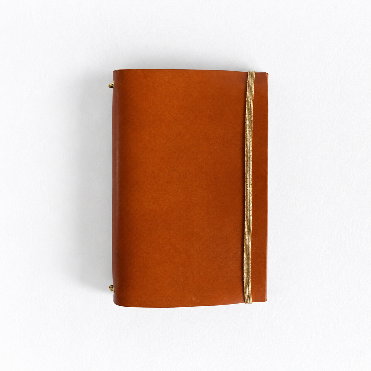 Carnet Armérie en cuir cognac, de face