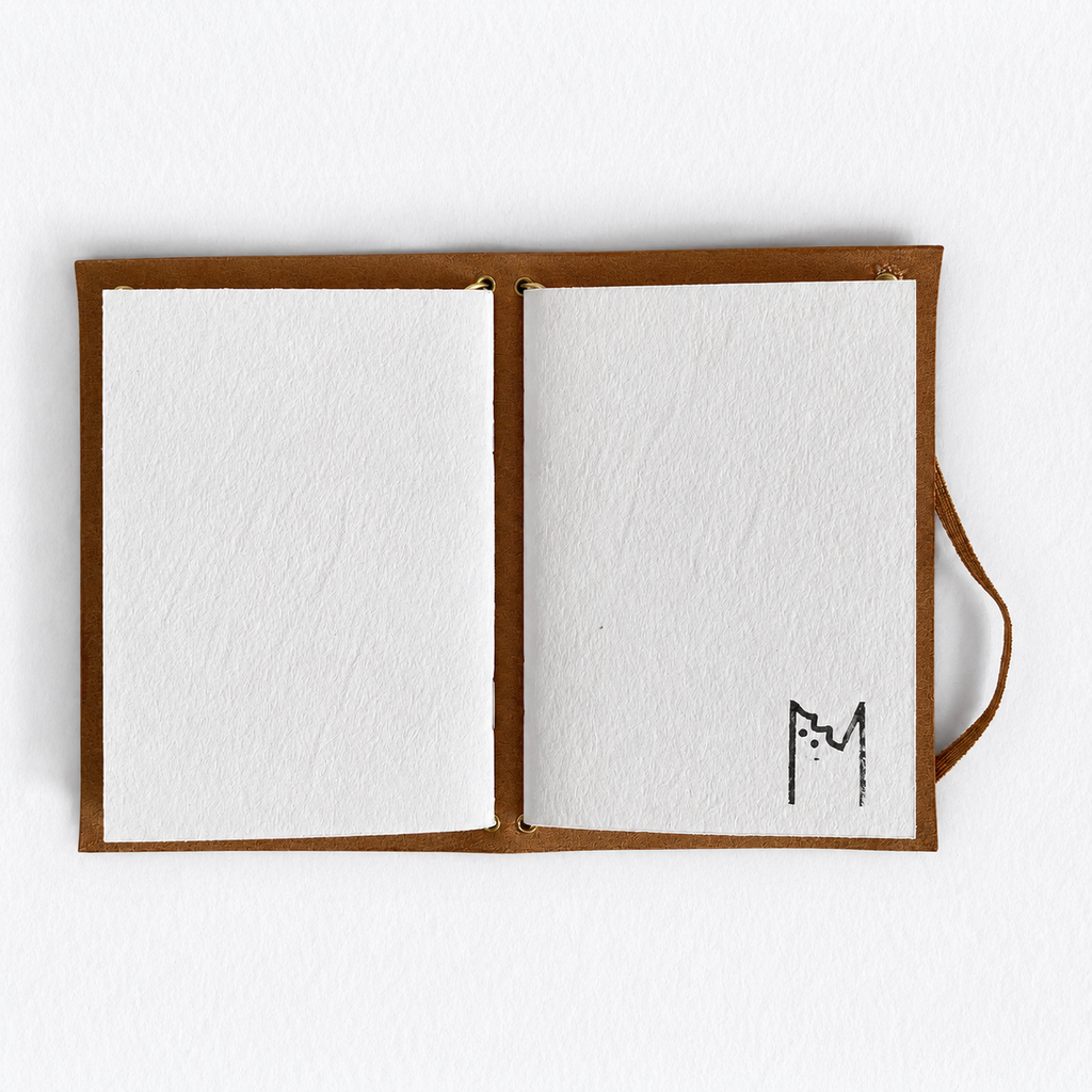 Carnet Armérie en cuir cognac, ouvert