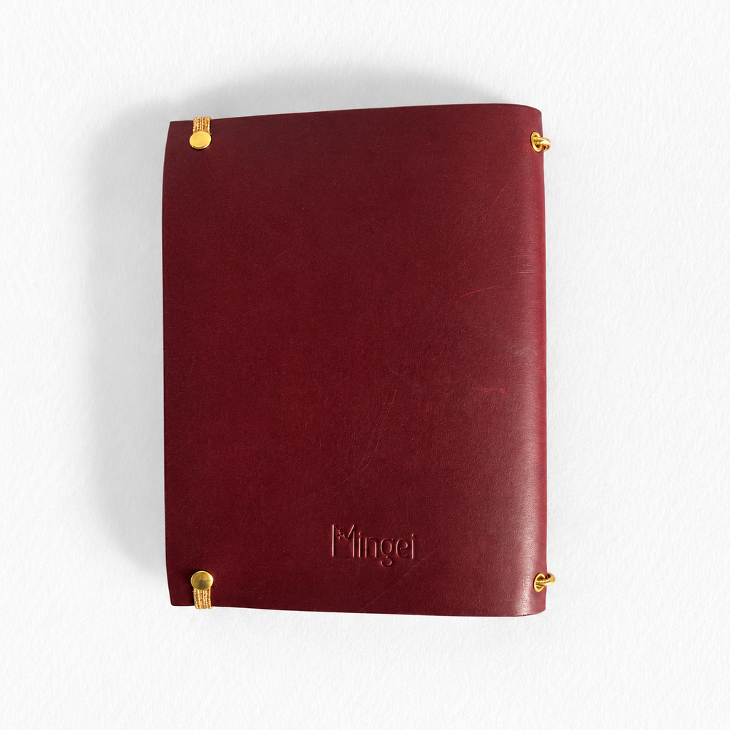 Carnet Armérie en cuir prune, de dos