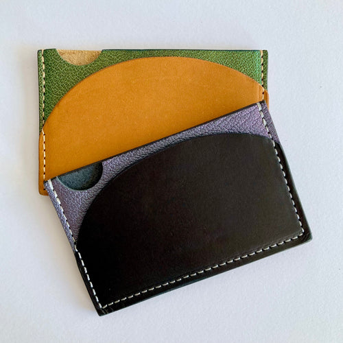 Les deux coloris du porte-cartes Estran, posés l'un sur l'autre