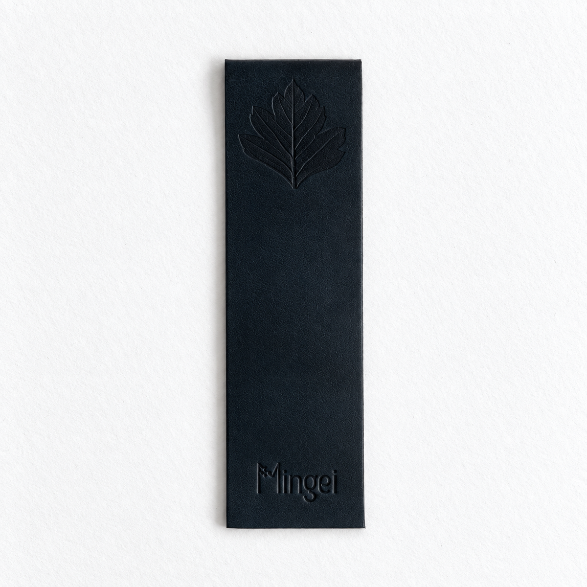 Marque-page Laisse-page en cuir bleu nuit, embossé d'une feuille d'aubépine