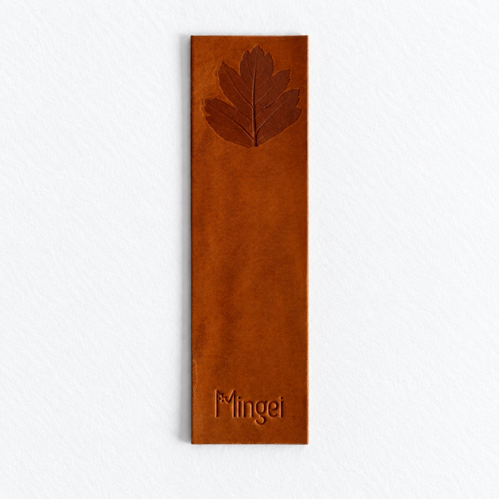 Marque-page Laisse-page en cuir cognac, embossé d'une feuille d'aubépine