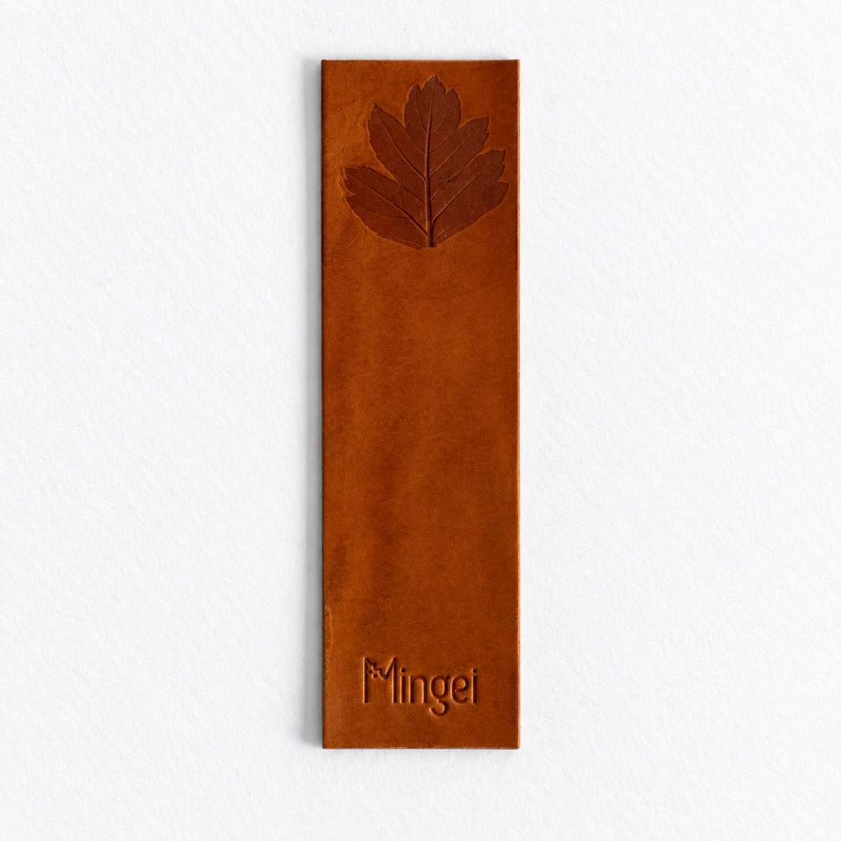 Marque-page Laisse-page en cuir cognac, embossé d'une feuille d'aubépine