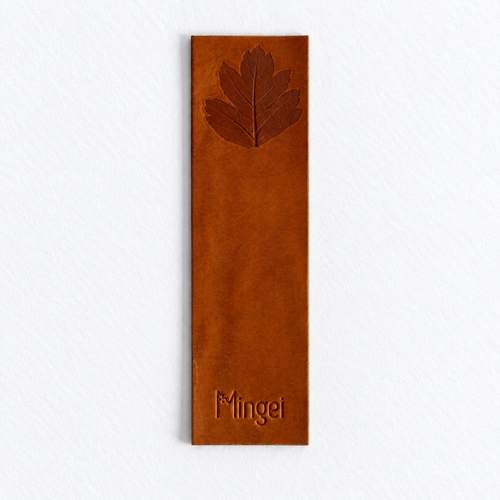 Marque-page Laisse-page en cuir cognac, embossé d'une feuille d'aubépine