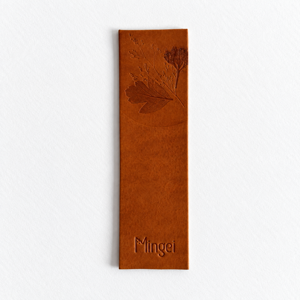 Marque-page Laisse-page en cuir cognac, embossé d'un mélange de végétaux