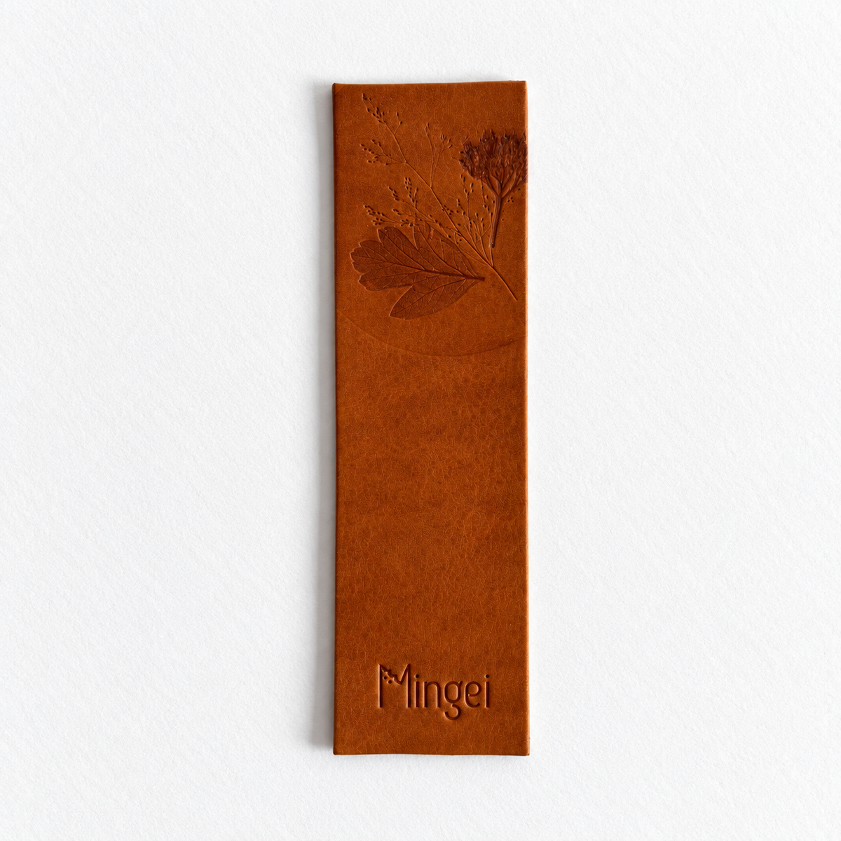Marque-page Laisse-page en cuir cognac, embossé d'un mélange de végétaux