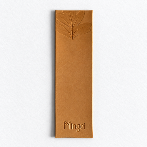 Marque-page Laisse-page en cuir naturel, embossé d'une feuille d'aubépine