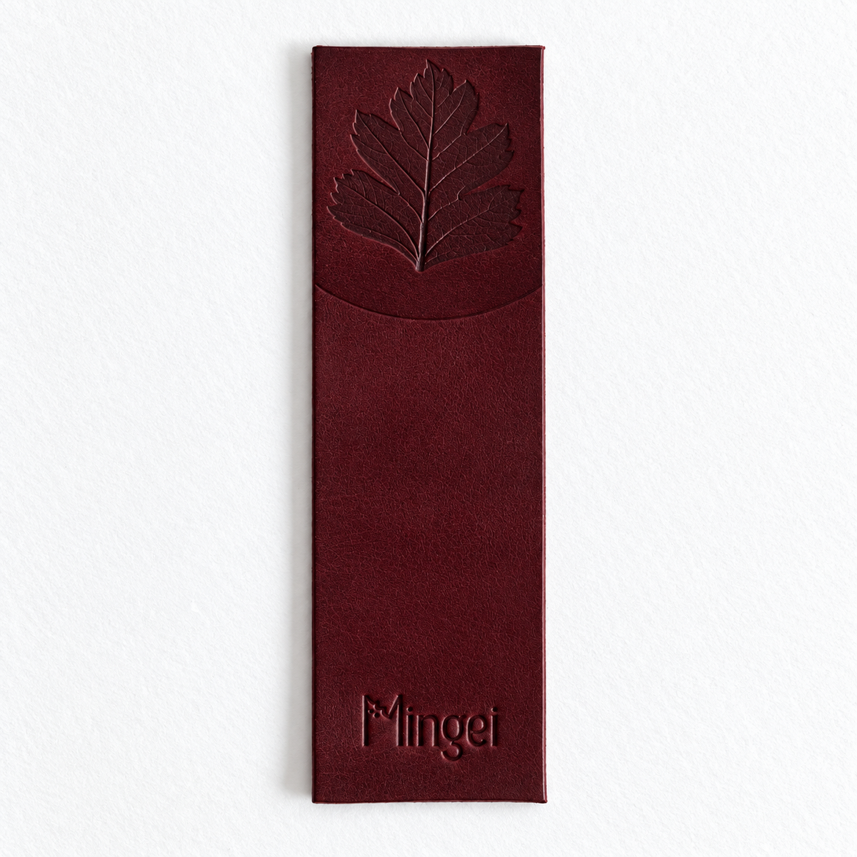 Marque-page Laisse-page en cuir prune, embossé d'une feuille d'aubépine