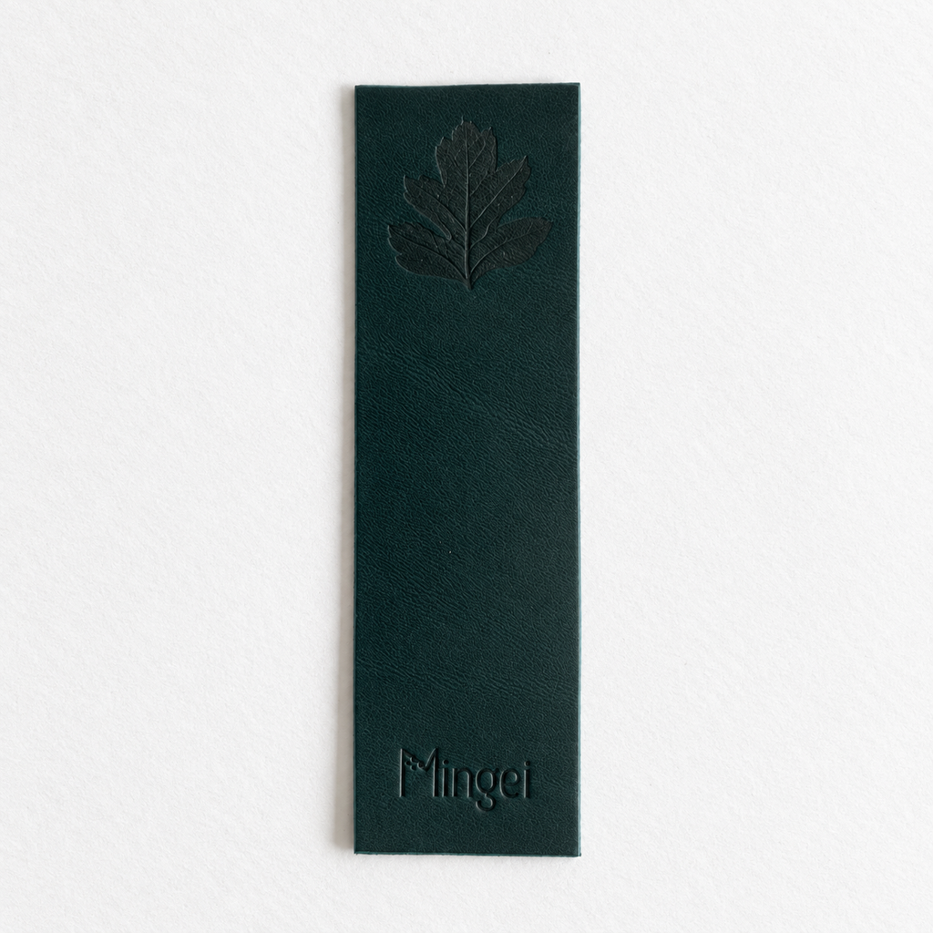 Marque-page Laisse-page en cuir vert foncé, embossé d'une feuille d'aubépine