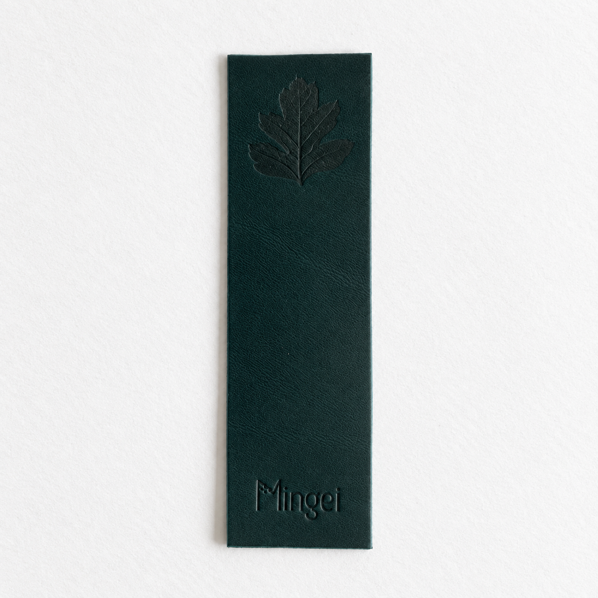 Marque-page Laisse-page en cuir vert foncé, embossé d'une feuille d'aubépine