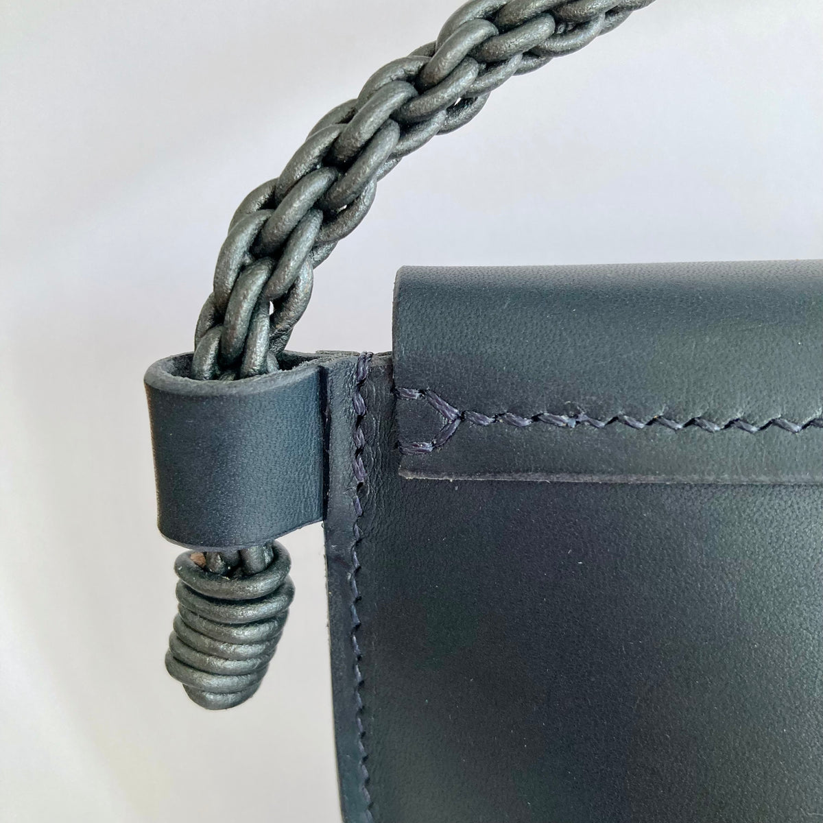 Mini sac Oyat bleu nuit, détail de la lanière anthracite métallisé