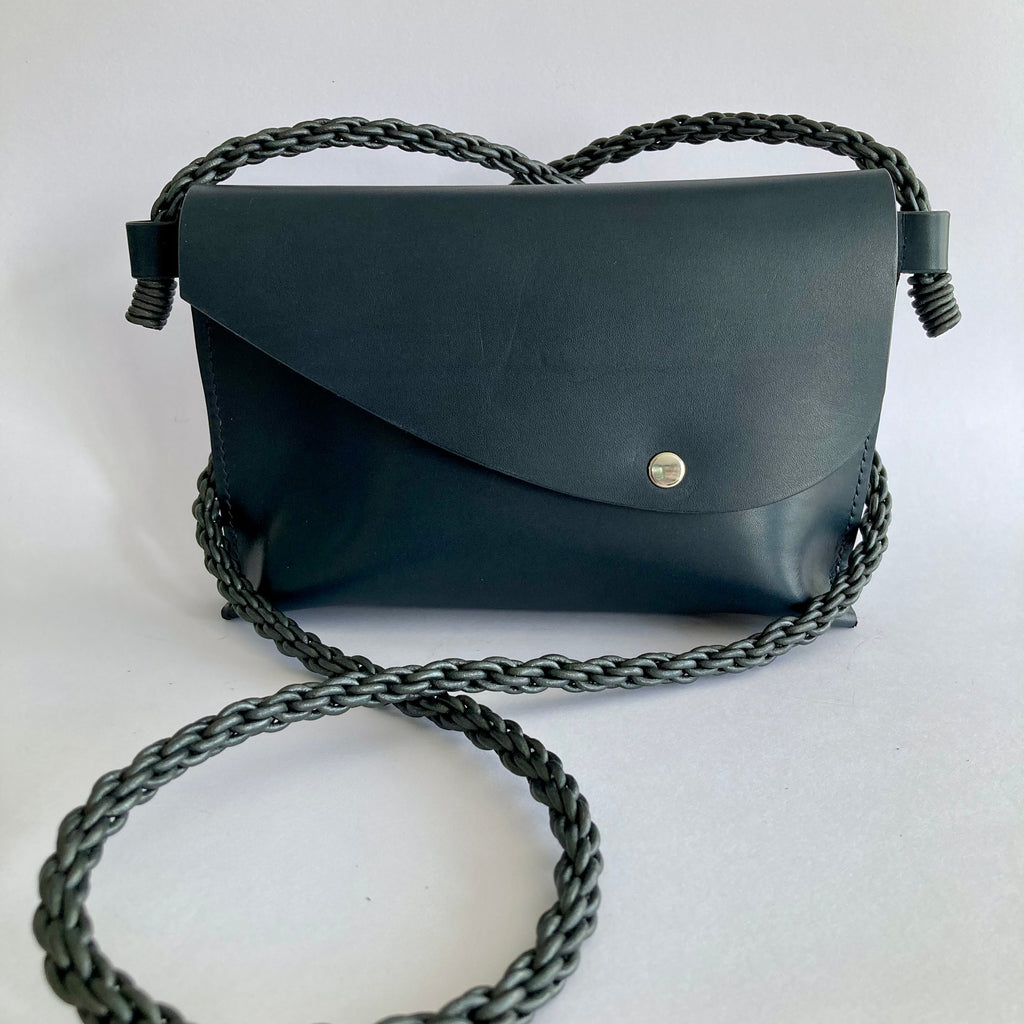 Mini sac Oyat bleu nuit, face avec rabat et pression argentée