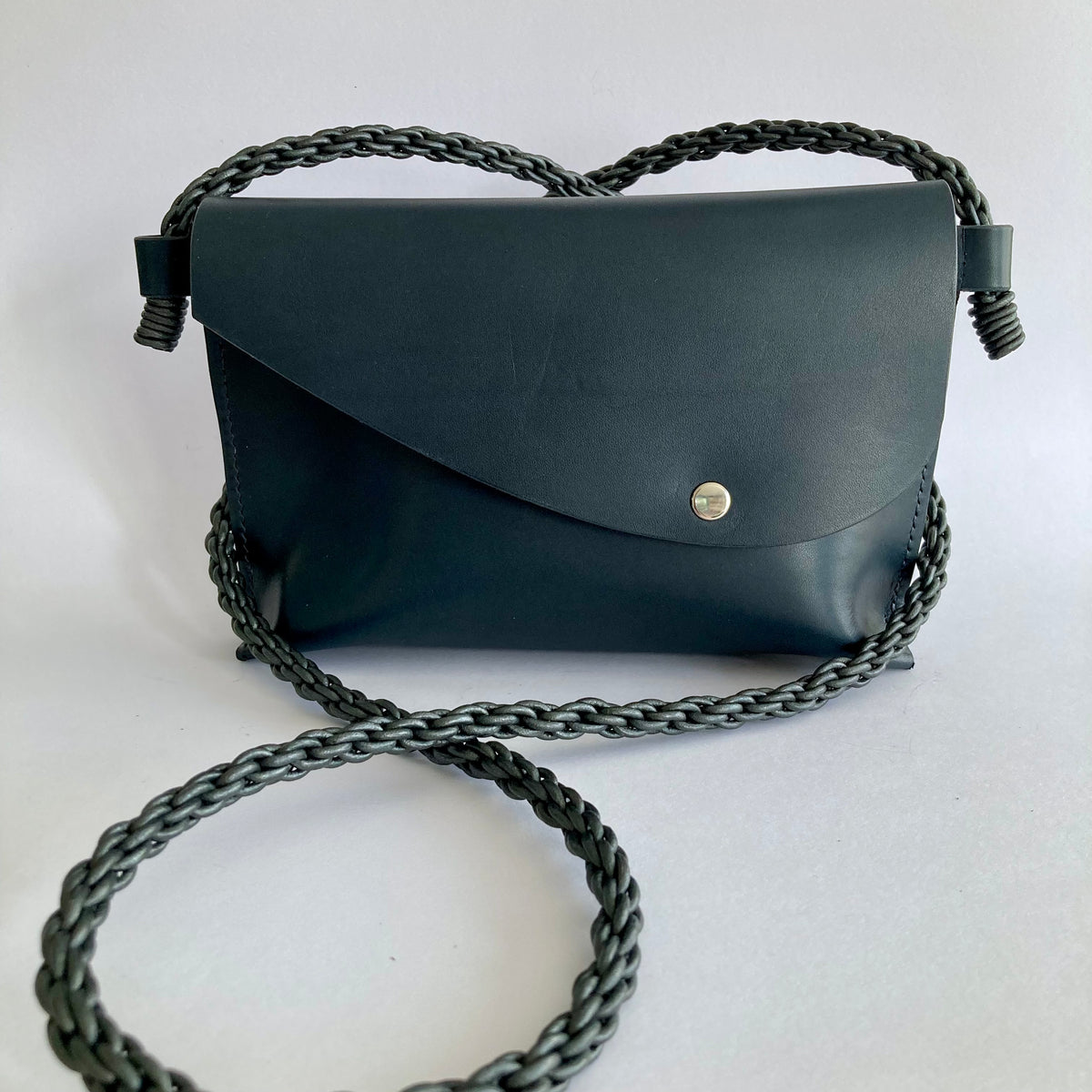 Mini sac Oyat bleu nuit, face avec rabat et pression argentée