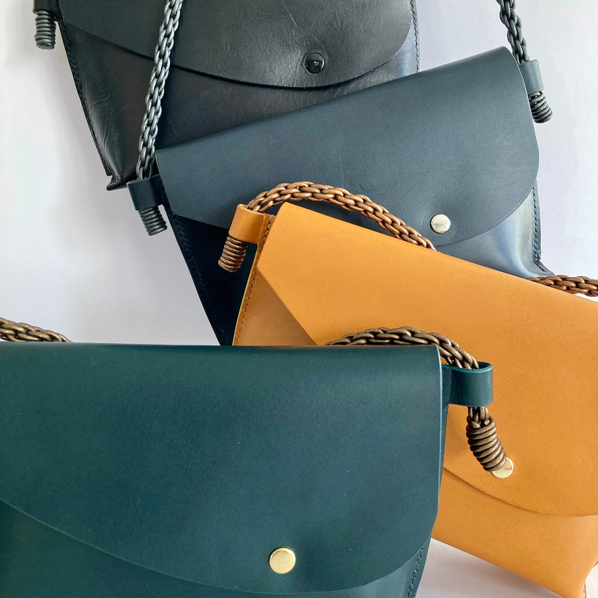 Les quatre coloris du mini sac Oyat côte à côte