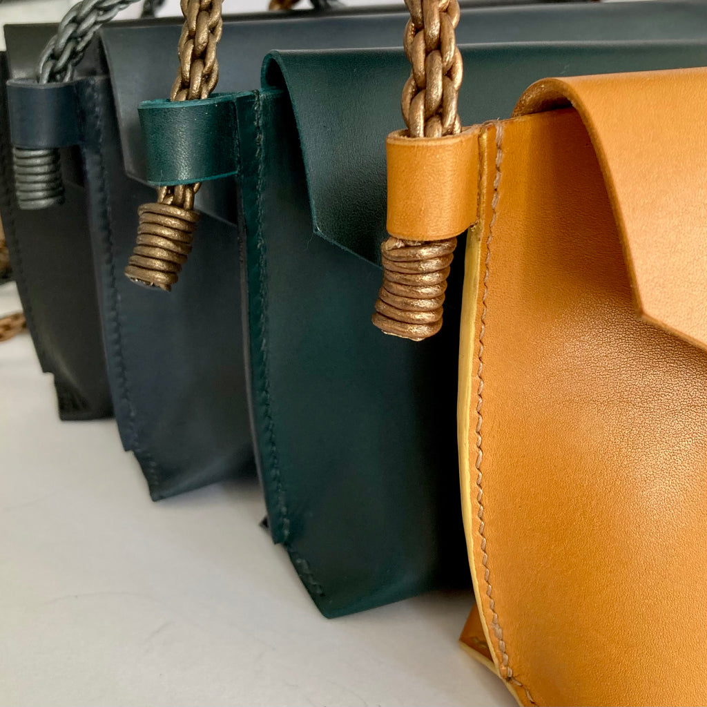 Détail des passants en cuir et des lanières kumihimo enroulées des sacs Oyat