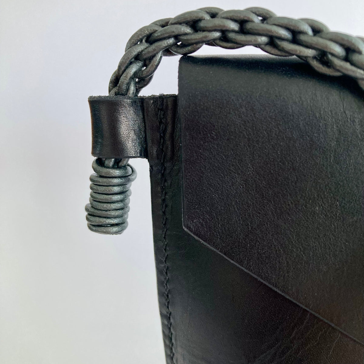 Mini sac Oyat noir, détail de la lanière anthracite métallisé