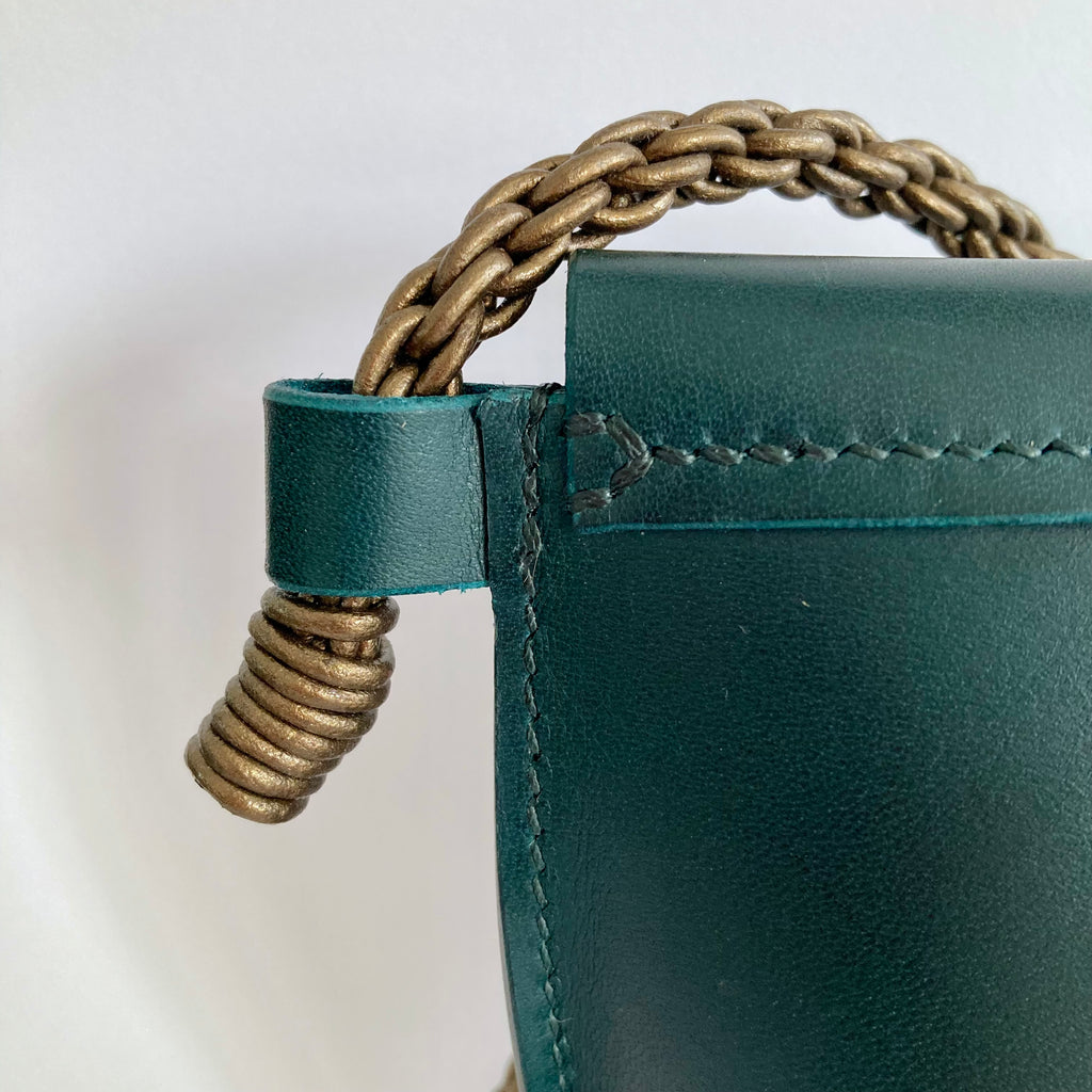 Mini sac Oyat vert sapin, détail de la lanière bronze