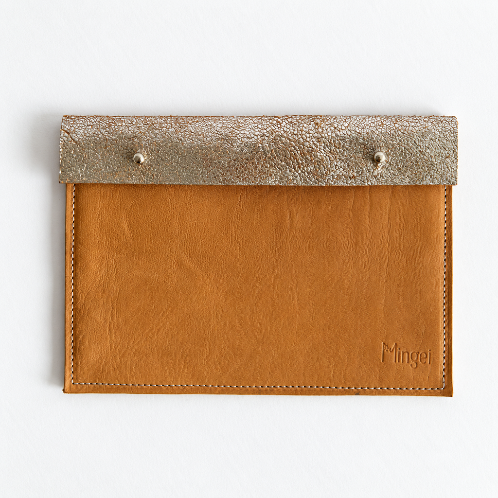 Pochette Sable en cuir argent, dos pailleté