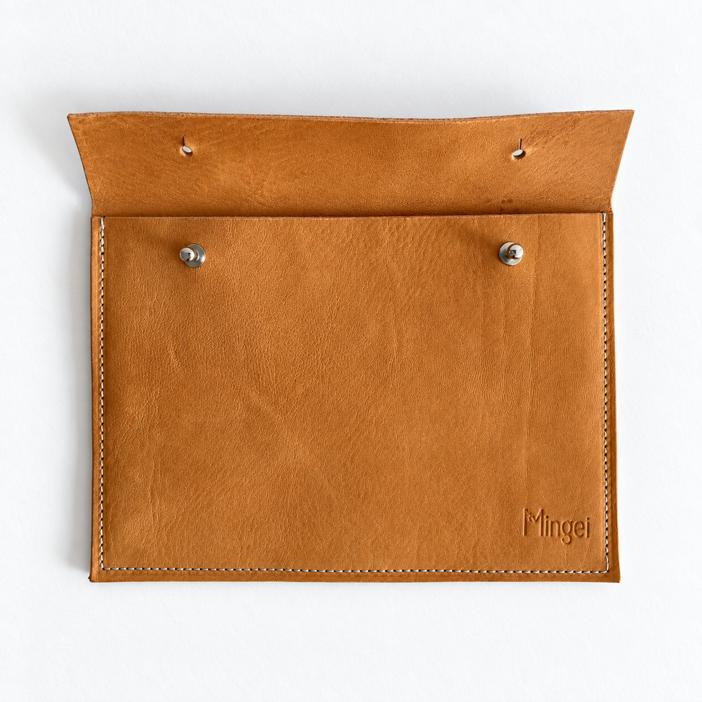 Pochette Sable en cuir argent, dos pailleté, ouverte