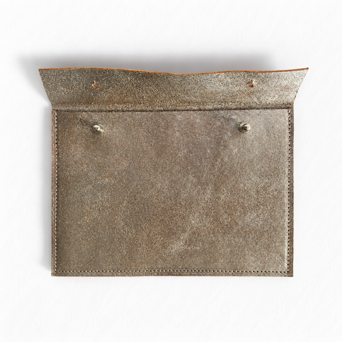 Pochette Sable en cuir argent, face pailletée, ouverte