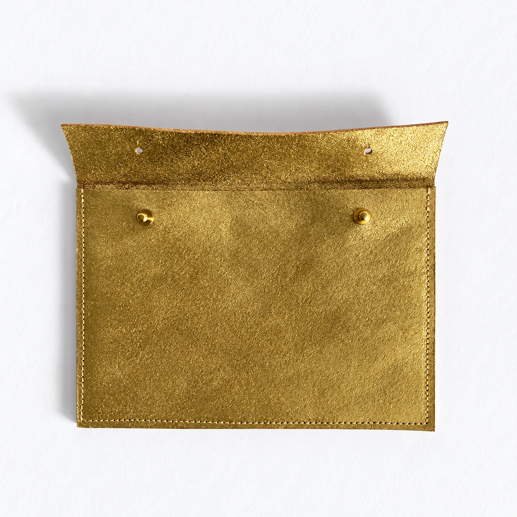 Pochette Sable en cuir or, face pailletée, ouverte