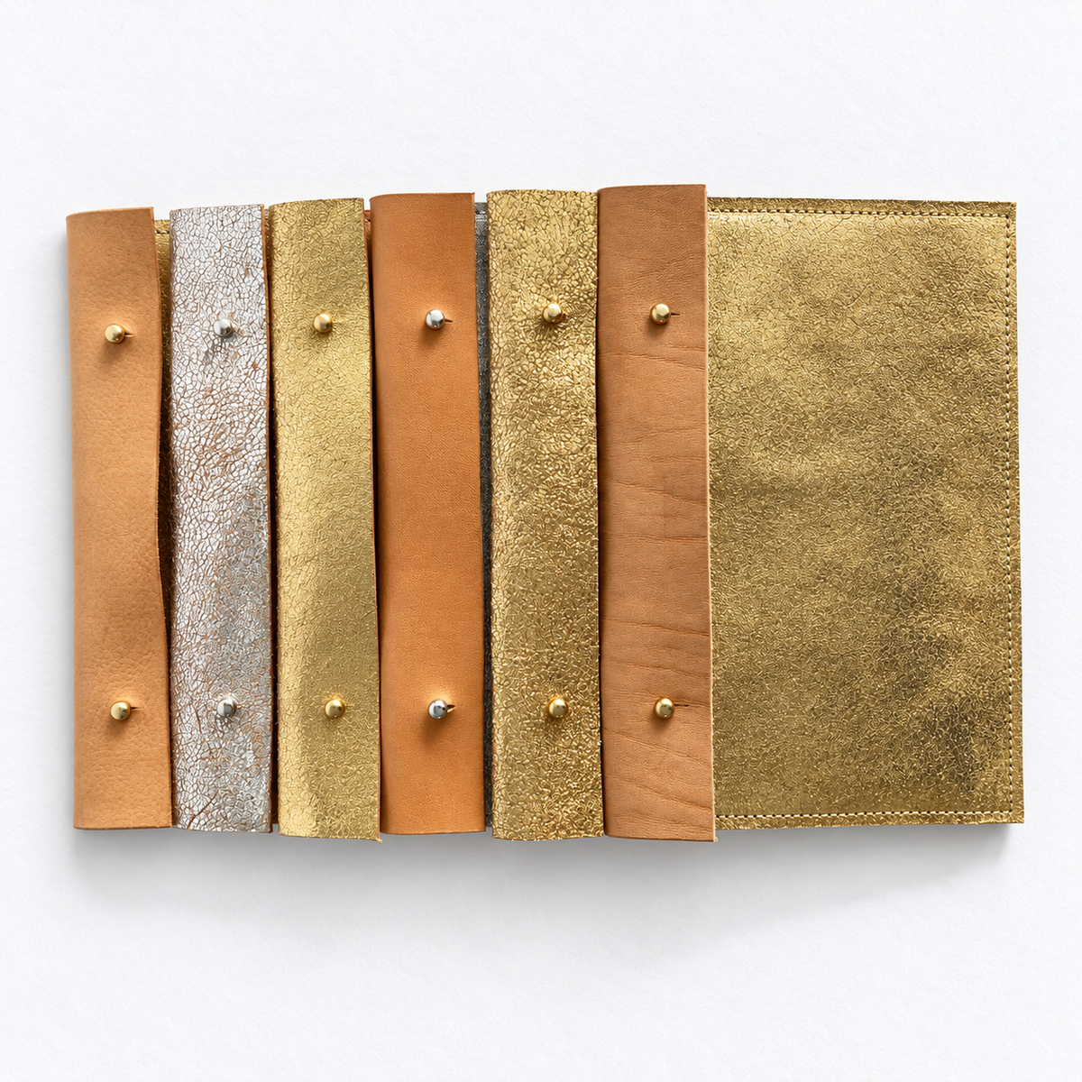 Les quatre déclinaisons de la pochette Sable en cuir